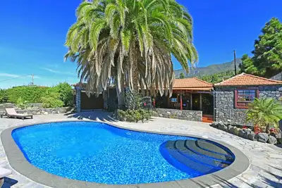 Image de Belle maison canarienne en pierre avec jardin, palmiers et piscine privée