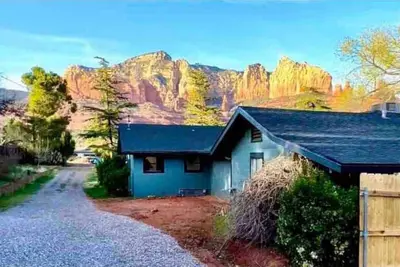 Image de Spectacular uptown home w/ red rock views, hot tubs