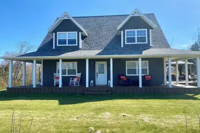 Image de Modern Cottage 2 Mins From Lakeside Beach-Your Perfect Beach and Golf Retreat! ☀️