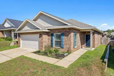 Large Comfy Home, Close to Beach, Breakfast Included