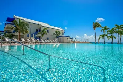 Image de Ideal Location! Onsite Pool, Free Parking Onsite, Walk to the Beach