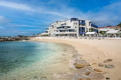 Image de Comfort and Convenience! Free Onsite Parking, Pool, Walk to Beach
