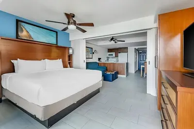 Image de Relax and Unwind! Onsite Pool, Free Parking, Beach Front Property