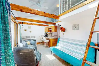 Image de Seaside condo with patio, beach access, loft, board games, gas grill, & firepit