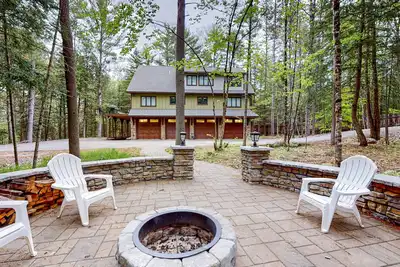 Image de Dog-friendly riverfront retreat with two decks, washer/dryer, Ping-Pong, & Ac