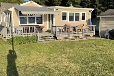 Image de West Island Waterfront Cottage
