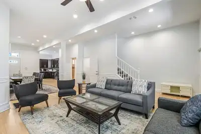 Image de Renovated 6 Bedroom 5 Bathroom Home 10 Minutes from Downtown Chicago