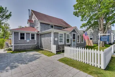 Beachy Block Island Home: Walk to Ballards, Ferry!