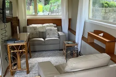 Image de West facing Oceanfront cottage, 1 bedroom ; 4 kms  from Victoria Int. Airport