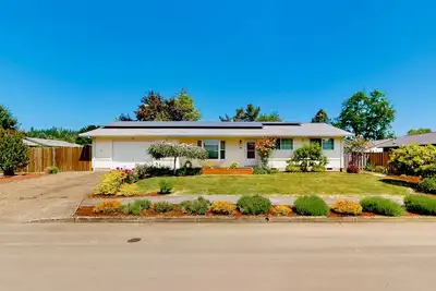 Image de Sunny home with enclosed yard, grill, fast WiFi, washer/dryer, & outdoor dining