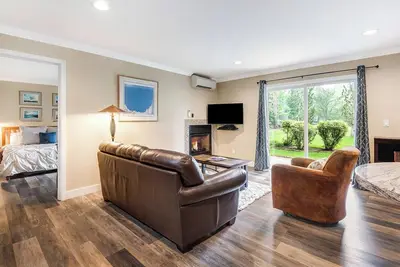 Image de \"Pioneer Perk\" - Upscale ground-floor condo on edge of downtown