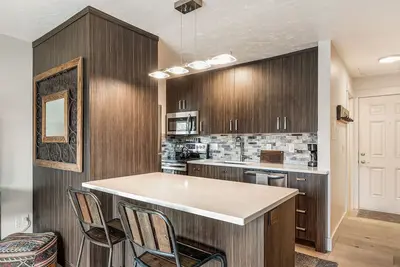 Image de \"Snow Place Like Home\" Top Floor Condo on Edge of Downtown near Deschutes River with Balcony