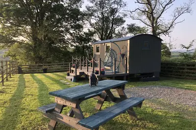 Image de The Peacock Shepherds Hut at Hafoty Boeth
