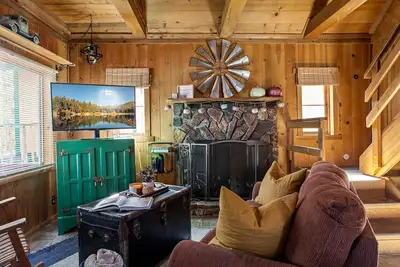 Image de Welcome to our Kozy Cottage. Special Little Gem next to trails. . .