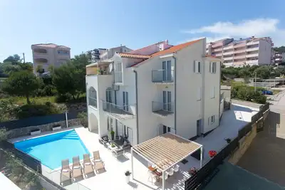 Image de Luxury Villa, 40 sqm heated pool & gym, 200m to beach, Bbq