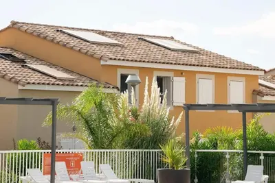 Image de Pavillon T3 avec Piscine, Spa et Salle de Sport près de la Plage - 6 Couchages