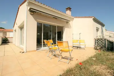 Image de Maison avec Jardin à 150m de la Plage, 2 Chambres, Wi-Fi, Parking, Animaux Acceptés