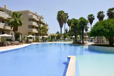 Image de Swimming under the palm trees. Young parents dream apartment