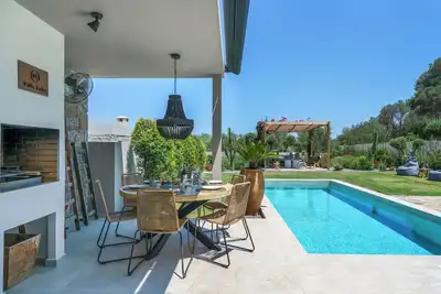 Newly Built Modern Villa with private pool & Bbq, close to amenities.
