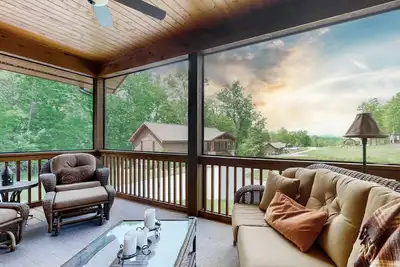 Image de LongView Cottage: Spacious Tiny Home w Fireplace, Screen Porch, Community Perks