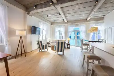 Image de Classic Elegance: 2br Townhome in City Centre