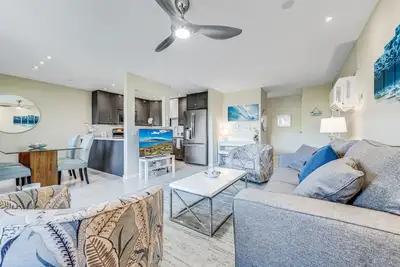 Image de Beachy condo directly across from beach! Pool Hot Tub & Bbq!