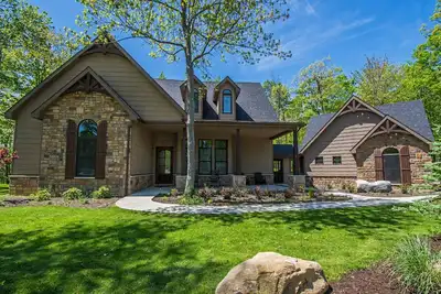 Image de Biltmore Chalet | Hot Tub & Patio Dining + Pool Table!