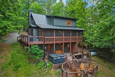 Image de Lakeside Retreat w/ Hot Tub, Fishing, Hiking