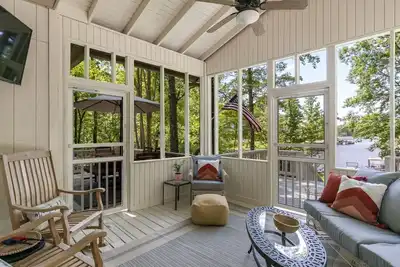 Image de Kid Friendly! Upgraded Lake Front Cottage at Lake Martin! 35 Minutes to Auburn!