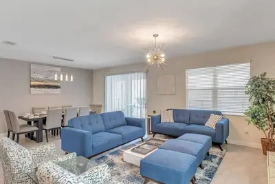 Image de Beautiful 9 Bed Pool Home with Game Room-1233cd