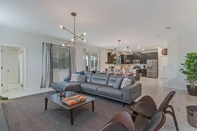 Image de Luxurious 6 Bed Pool Home with Game Room-8940tw