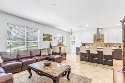 Image de Lovely 6bd Pool Home with Spa Great Location-116nd