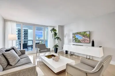 Image de Sauna | Hot Tub | Skyline & Bay Views | StayCozy