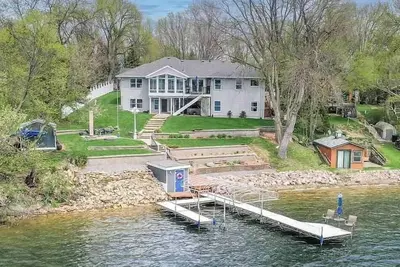 Image de Lakefront Oasis; 6bdrm, Game Room, Sun Room- lake days and family memories!