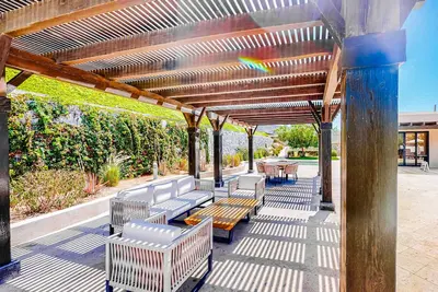 Image de Ground-floor condo with ocean view, pool, gym, hot tub, & washer\/dryer