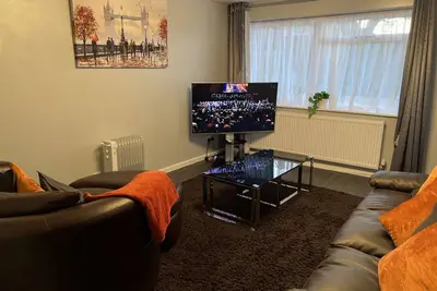 Image de Mona’s AirB&B in quiet cul-de-sac. 3 bedrooms, 4 beds plus  sofabed. Sleeps 6.