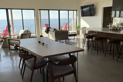 Image de New Modern Oceanfront Home with Year-round Hot Tub