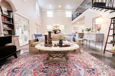 Image de Luxury \" Hibiscus Manor\" Farmhouse