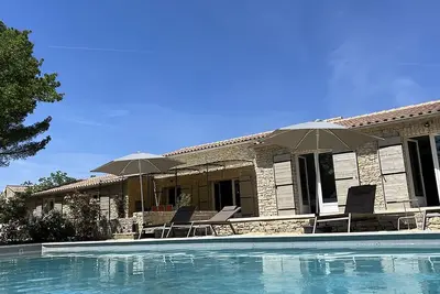 Image de La Farigoule mas de charme de plain-pied à Gordes, pétanque et piscine privée.
