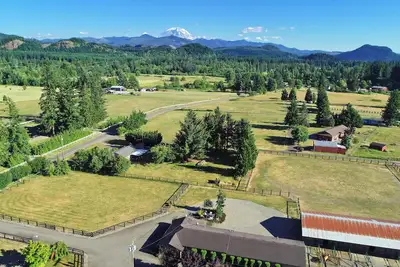 Image de Mt Rainier & Crystal Mt is your back yard in the Town of Enumclaw