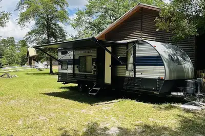 Image de Clean 30’ Travel Trailer on a small 5 acre farm. Bring the kids, room for 7!