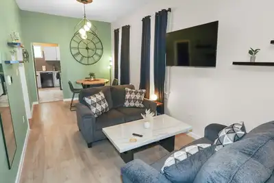 Image de Modern 2b Home 5m to Downtown + Dog Friendly Yard