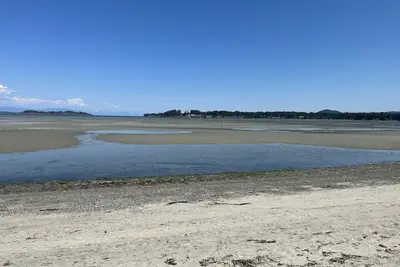 Image de Ocean front + beach access luxury 2 bedroom 2. 5 bath Brand New + pool & hot tub