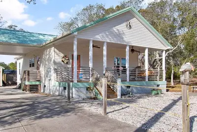 Image de Play - Surf, Sup, Fish, and Bike ~ 2 miles to Beach, Community Dock on Icw