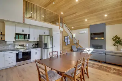 Image de Lakeside Cabin Retreat w/ Private Hot Tub!