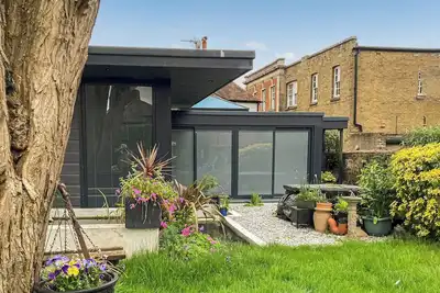 Image de Stunning conversion of old listed building with all the modern features of a great holiday home.