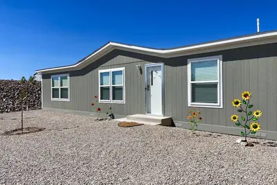 Image de Spacious 4br, 2ba. Close to lake, hot springs, Spaceport, and the Golf Course!