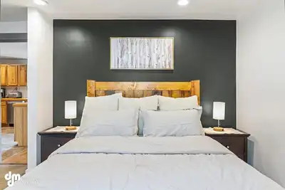 Image de True North Retreat-open concept, newly remodeled, backyard with fire pit