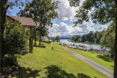 Image de Lake Chatuge beauty w/private dock, firepit, pool table, grills & views!
