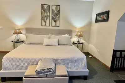 Image de Studio Sleeps Four - Just Two Minutes Off The Highway